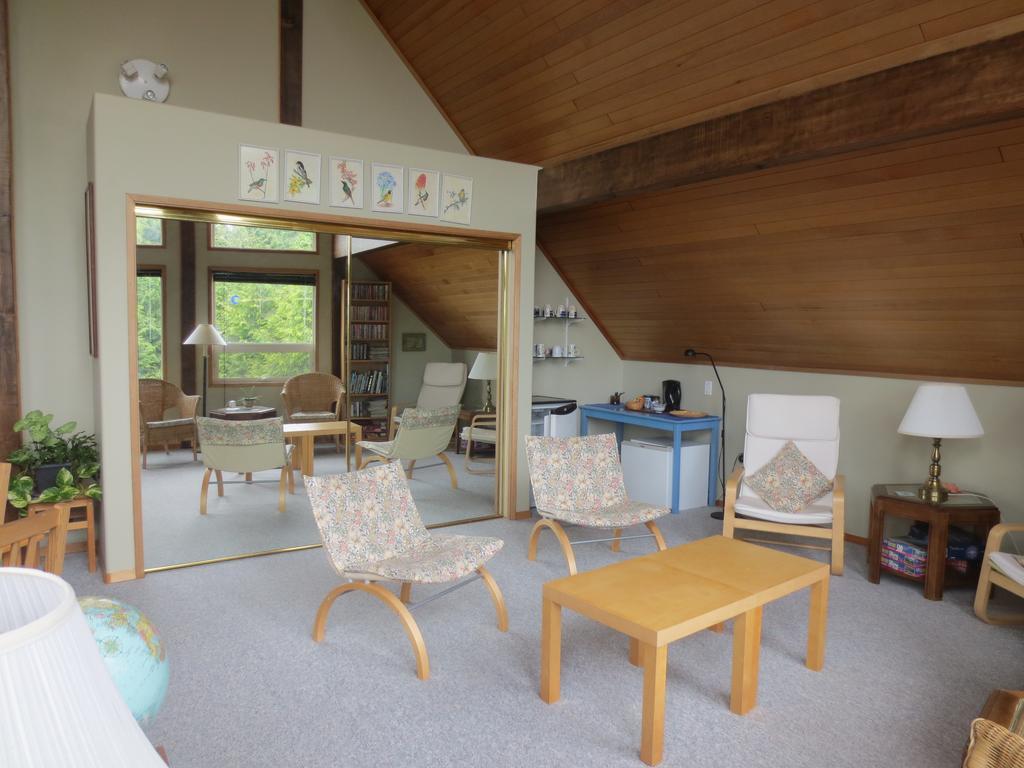 Moon And Sixpence Bed and Breakfast Ucluelet Exterior foto