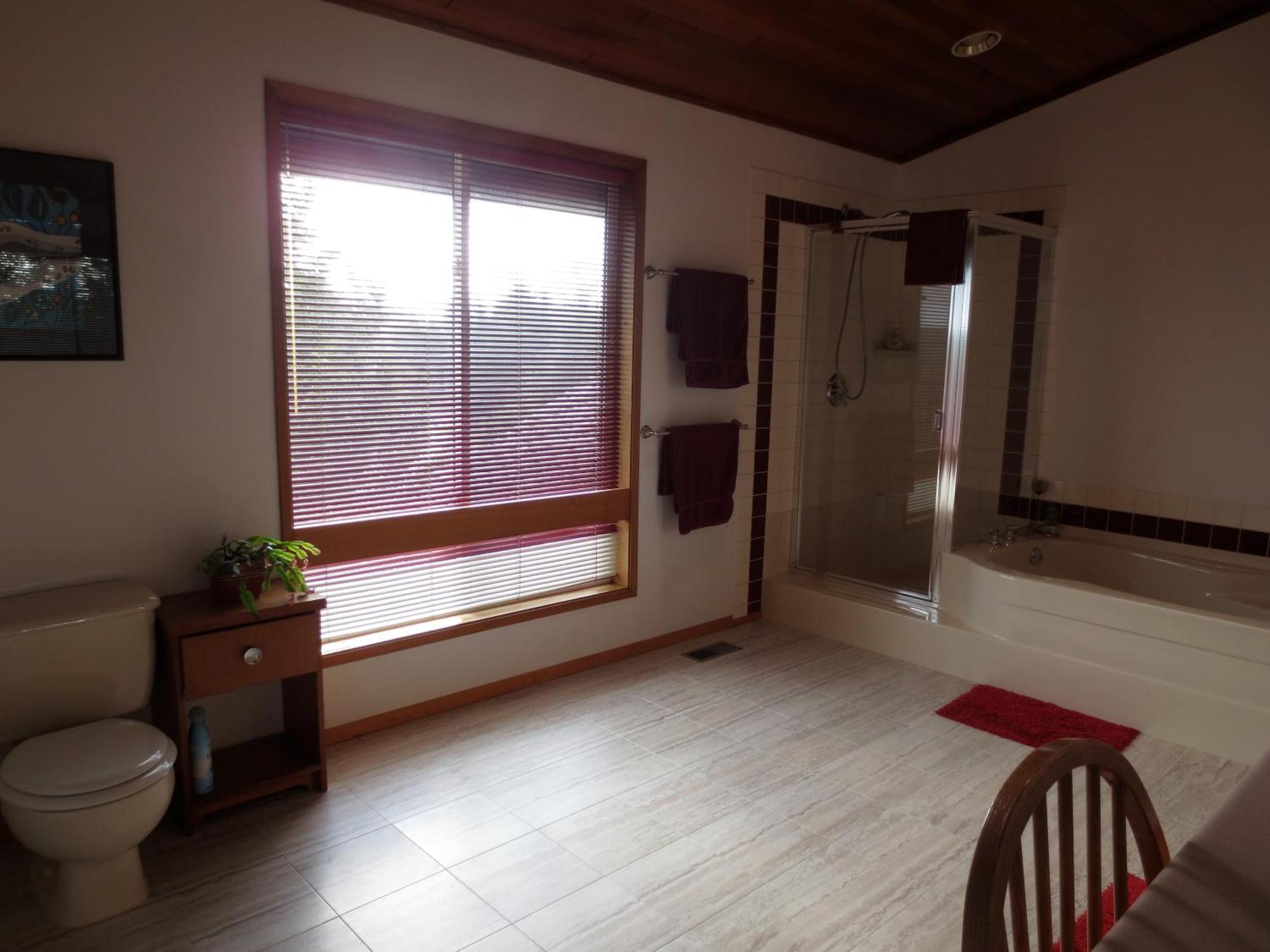 Moon And Sixpence Bed and Breakfast Ucluelet Exterior foto