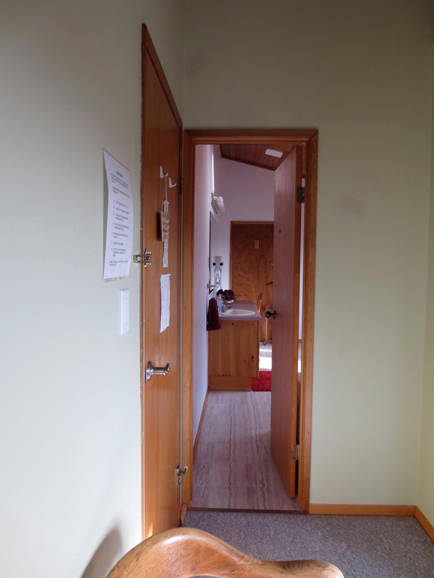 Moon And Sixpence Bed and Breakfast Ucluelet Exterior foto