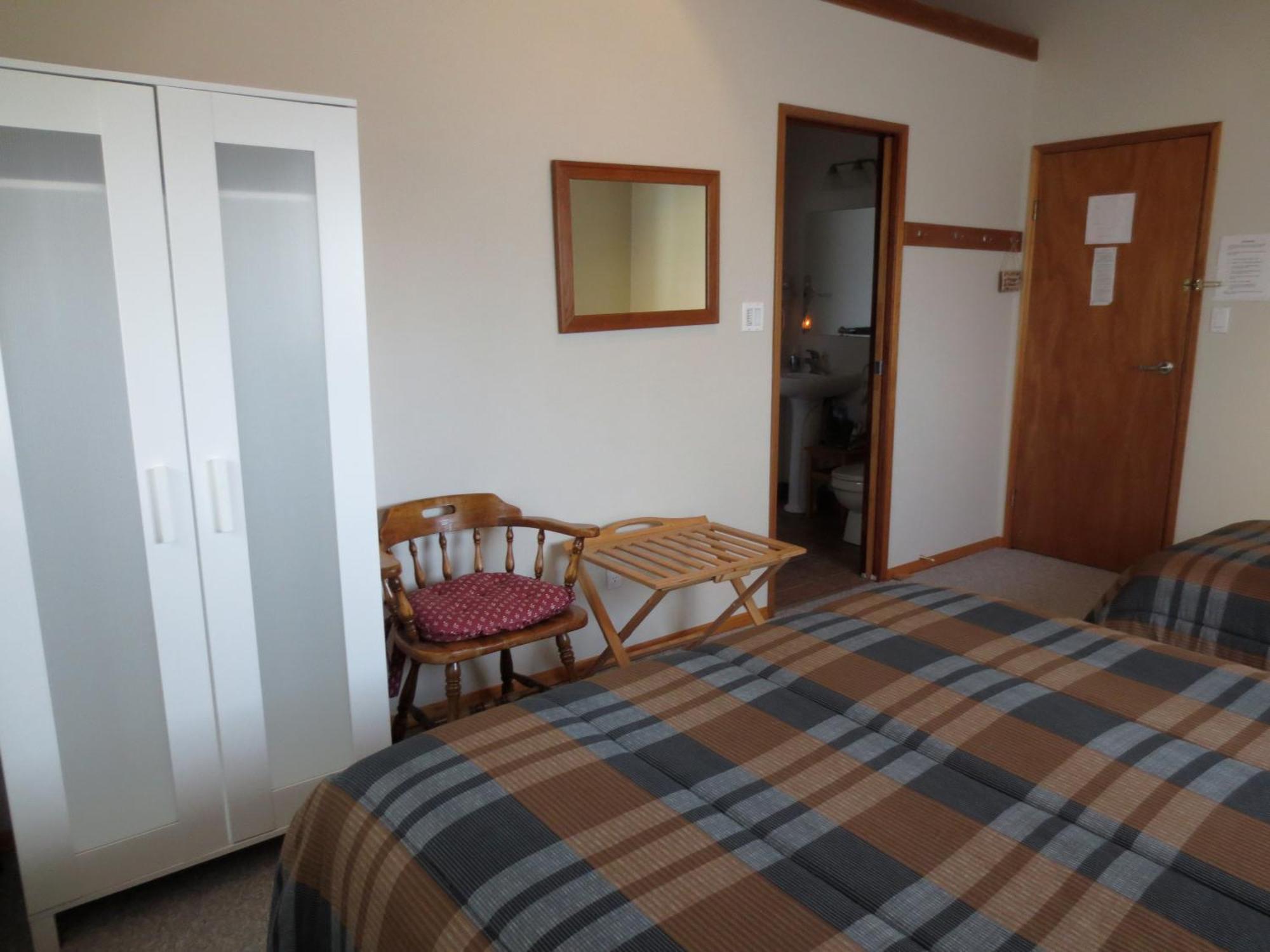 Moon And Sixpence Bed and Breakfast Ucluelet Exterior foto
