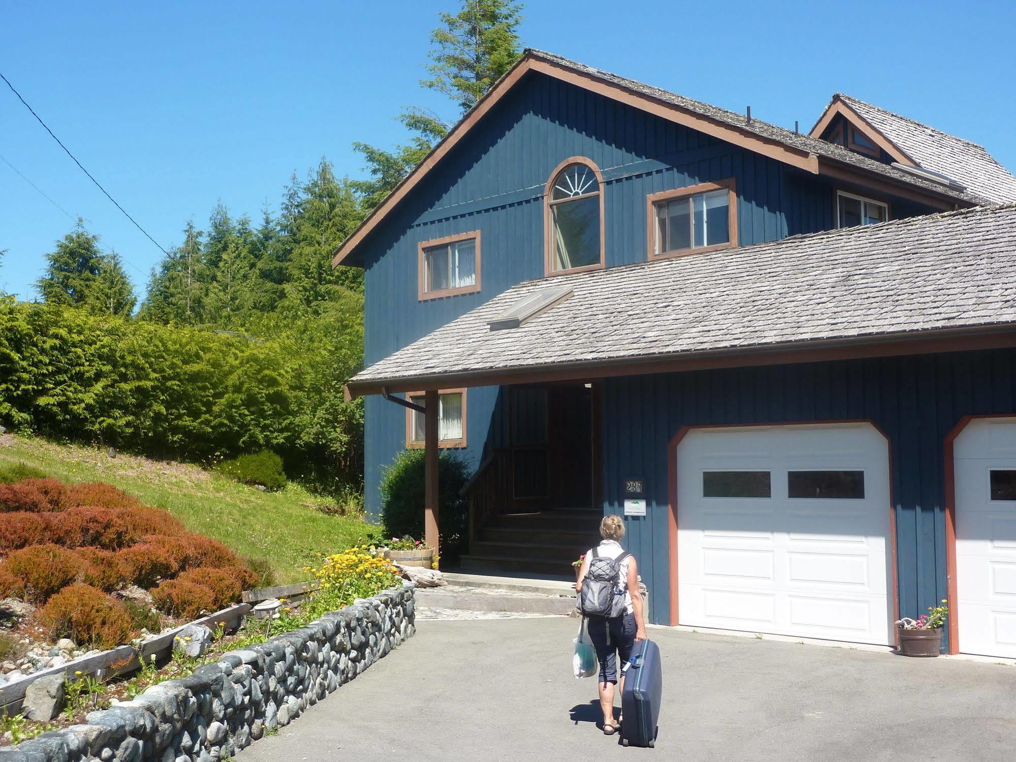 Moon And Sixpence Bed and Breakfast Ucluelet Exterior foto