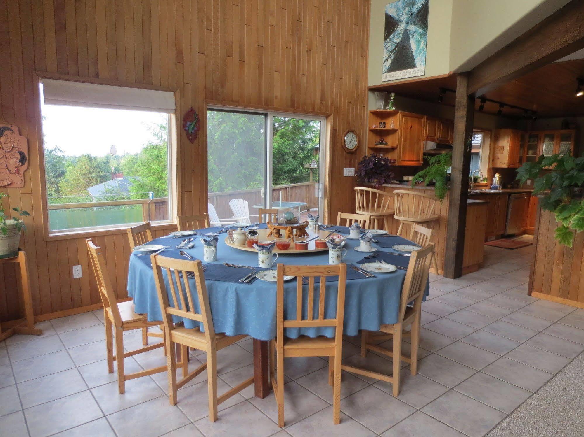 Moon And Sixpence Bed and Breakfast Ucluelet Exterior foto