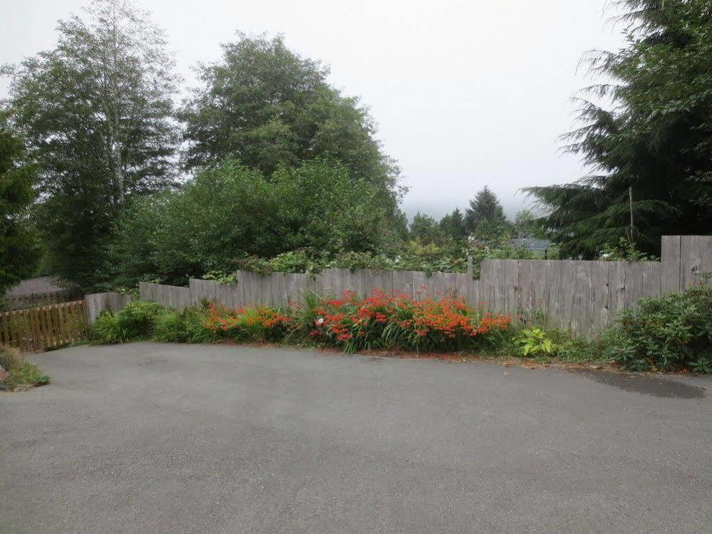 Moon And Sixpence Bed and Breakfast Ucluelet Exterior foto