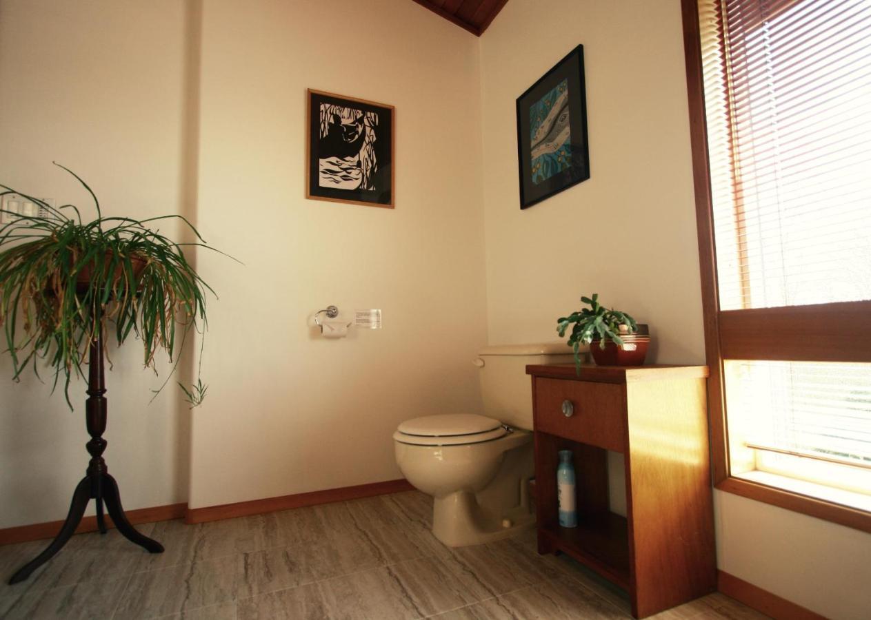 Moon And Sixpence Bed and Breakfast Ucluelet Exterior foto